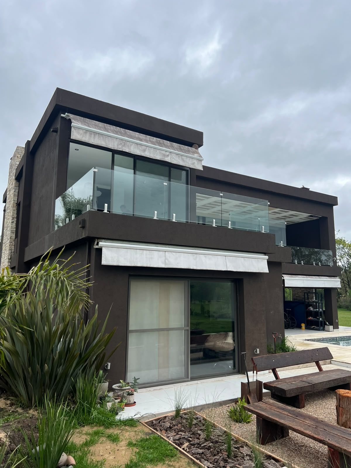 Terraza con pileta y baranda de vidrio con minipostes en Boca Ratón