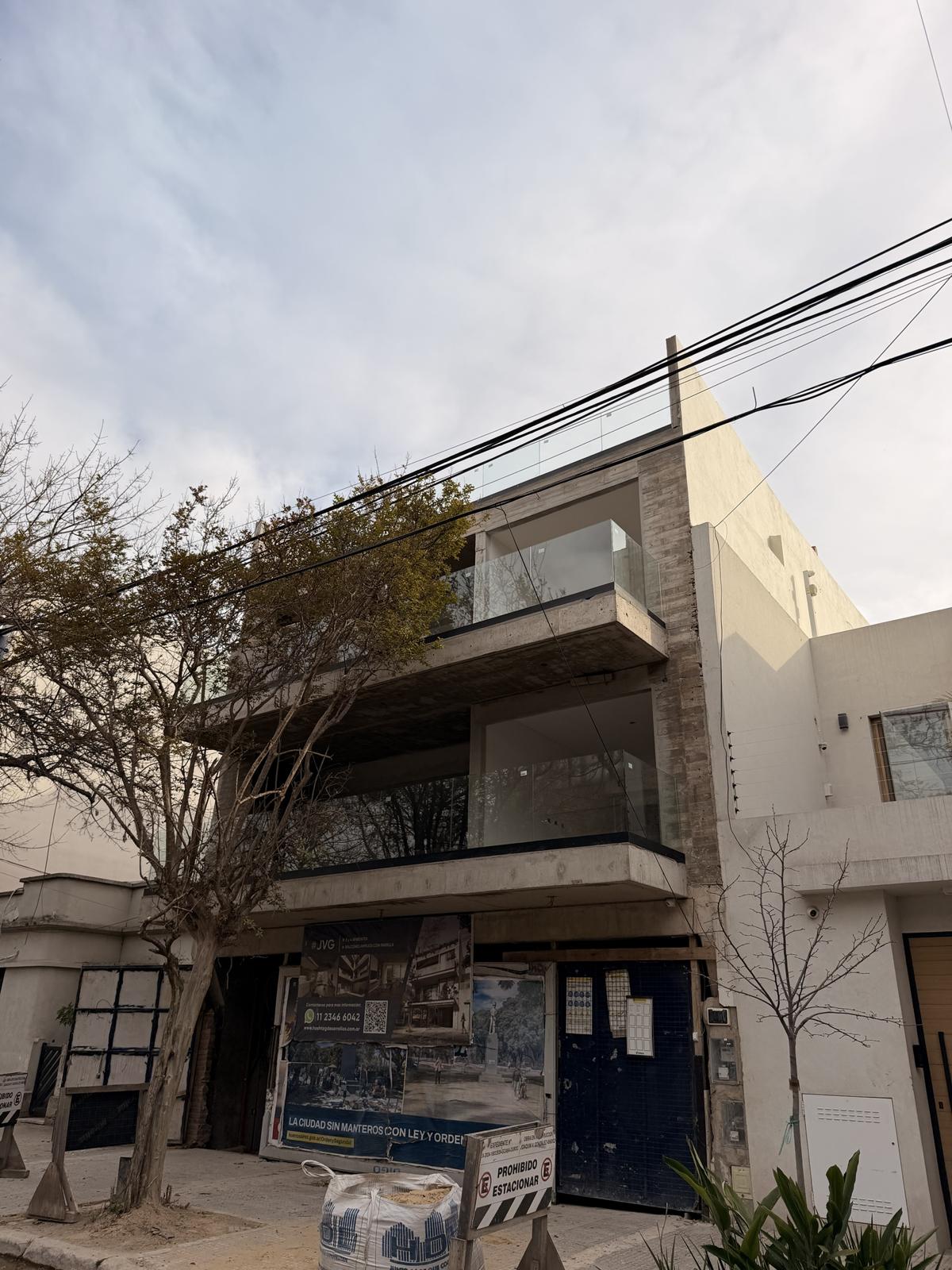Edificio de J. V. González 4562 con barandas de vidrio en balcones