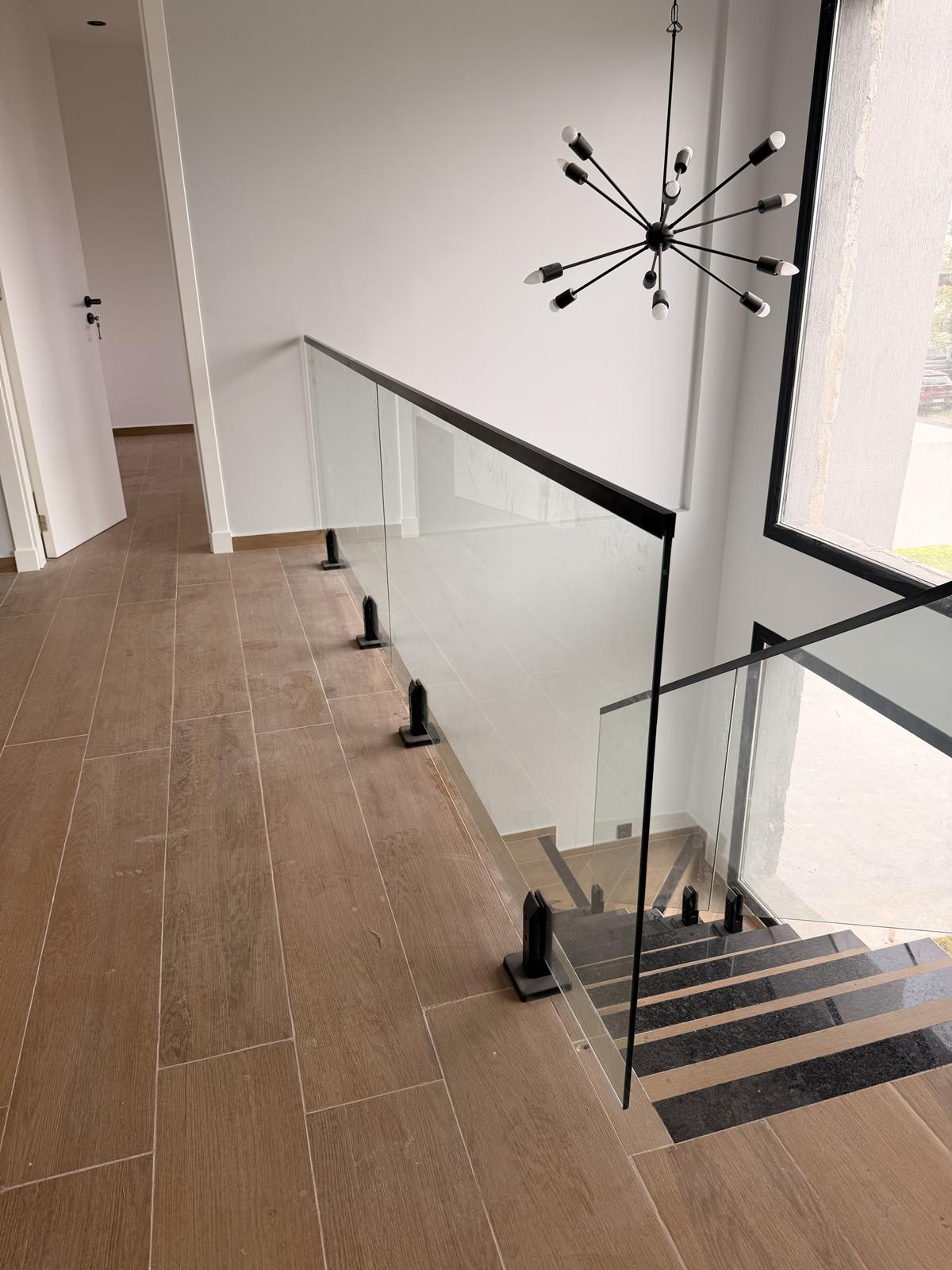 Escalera con baranda de vidrio y minipostes