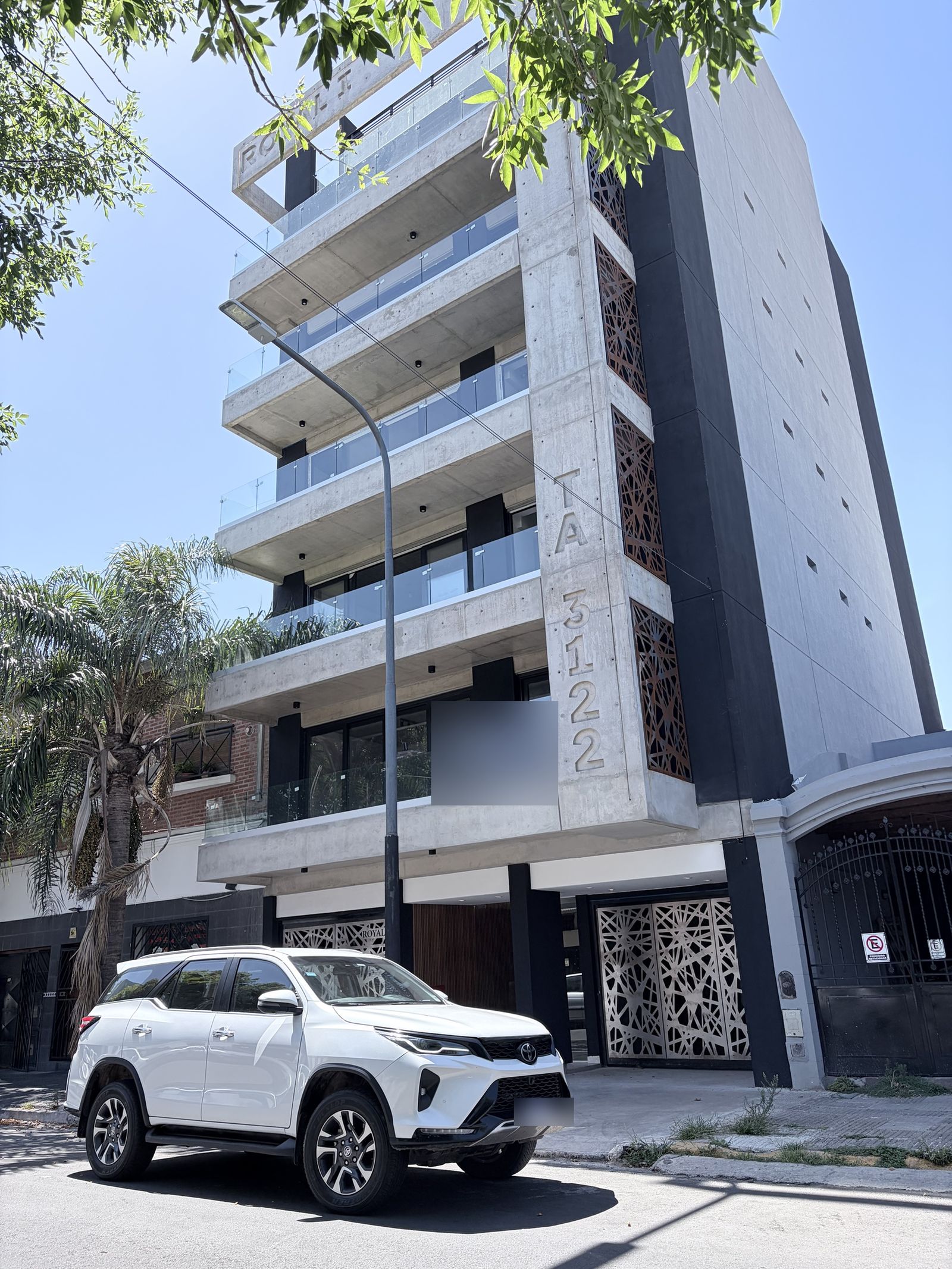 Edificio Royal I terminado con barandas de vidrio