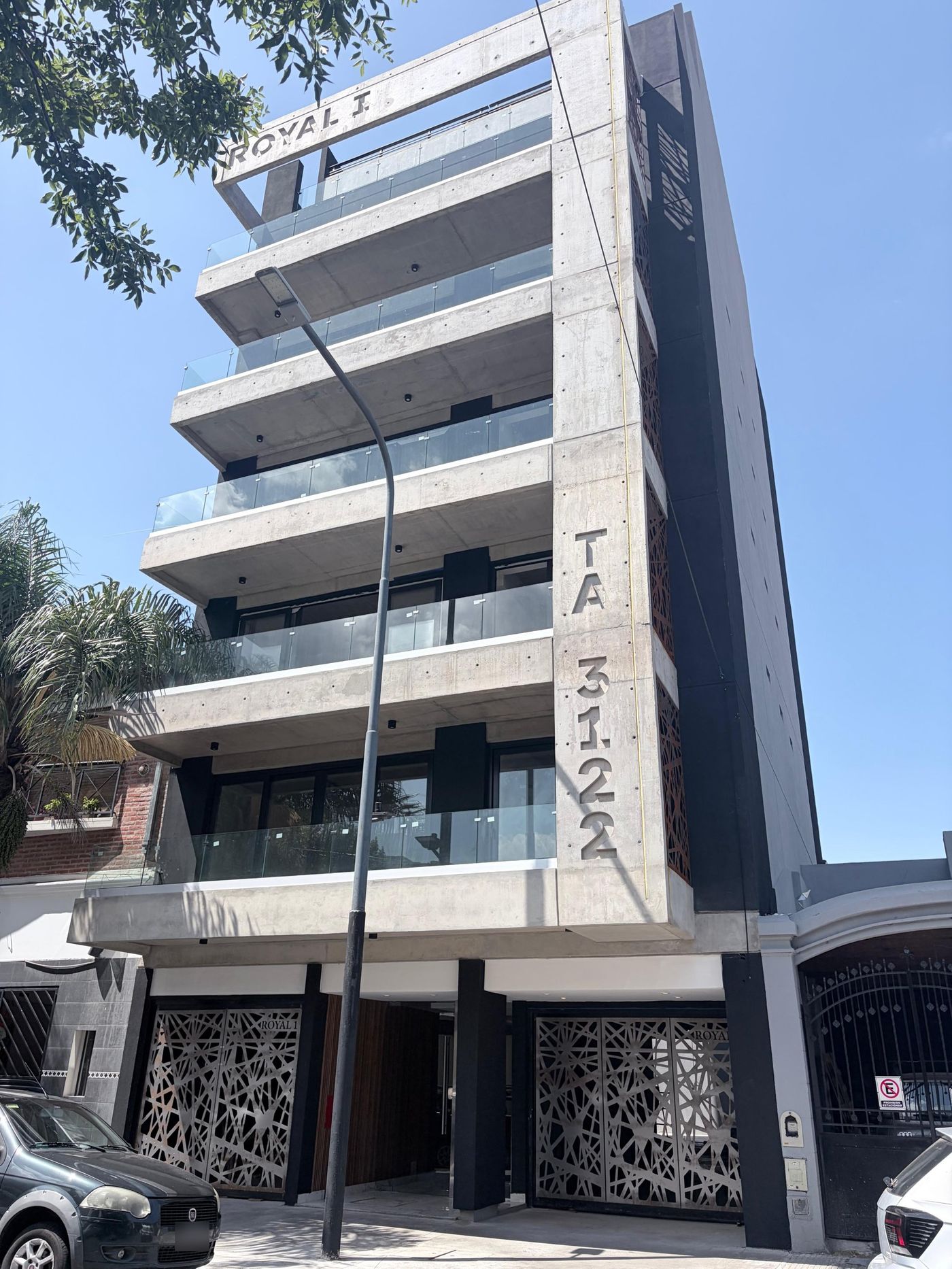 Balcones del edificio Royal I con barandas Zócalo A10