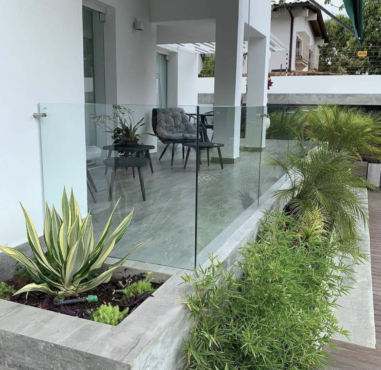 Balcón de una casa en Puertos de Escobar con zócalo embutido
